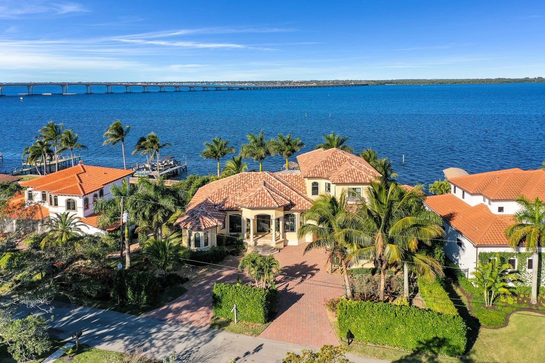 3944 W Riverside Dr, Fort Myers, FL 33901