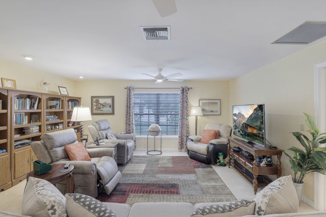 2259 Queens Way, Naples, FL 34112