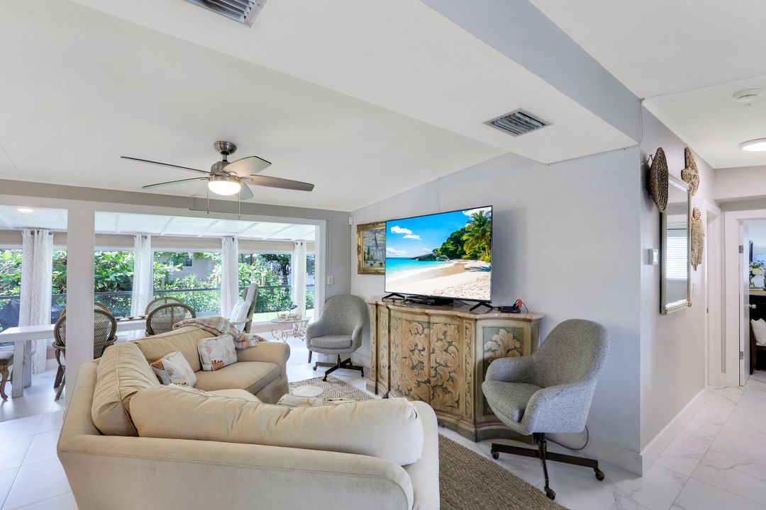 2070 Holiday Ln, Naples, FL 34104