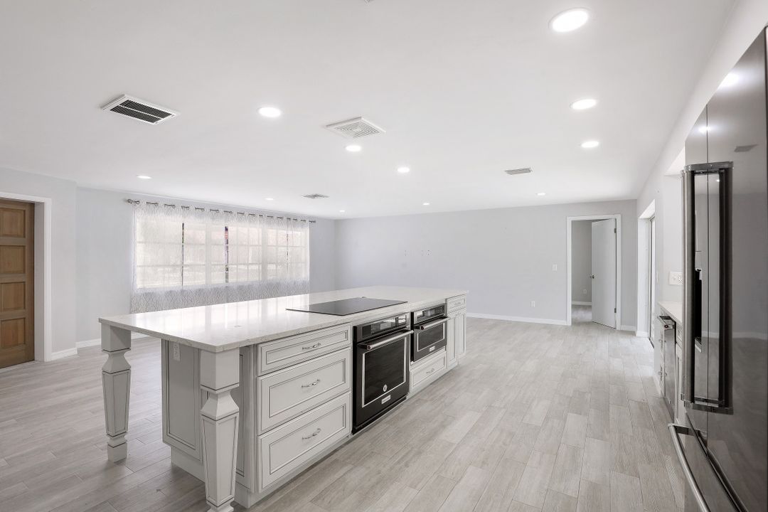 288 Grapewood Ct, Marco Island, FL 34145