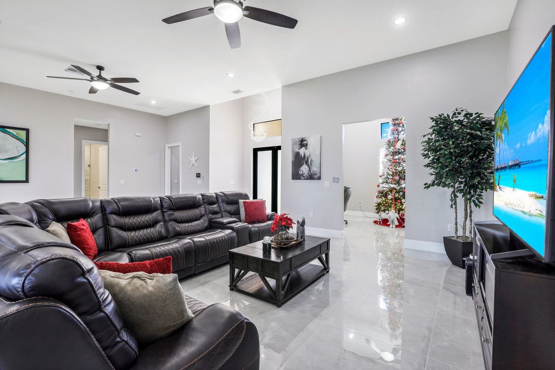 25 Crestwood Cir S, Lehigh Acres, FL 33936