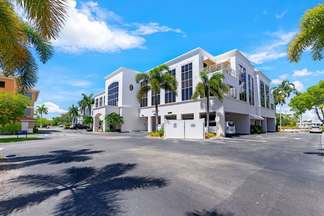 599 Tamiami Trail N #200, Naples, FL 34102