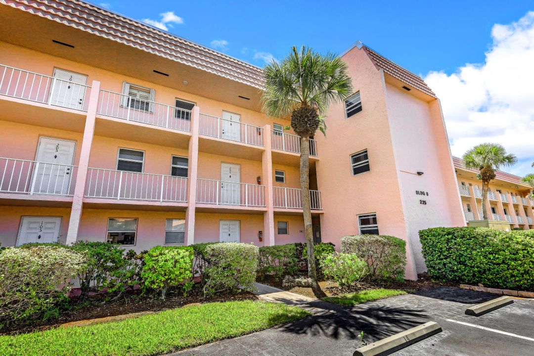 225 Turtle Lake Ct #304, Naples, FL 34105