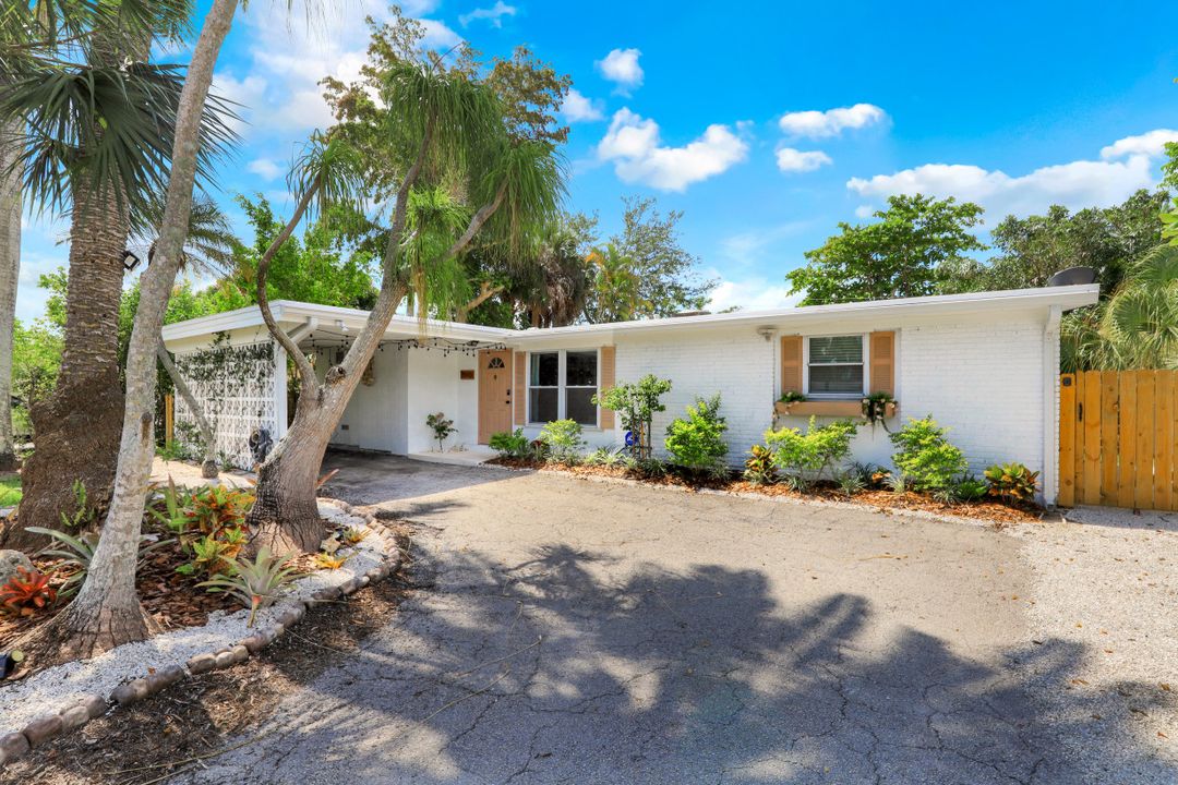 2070 Holiday Ln, Naples, FL 34104