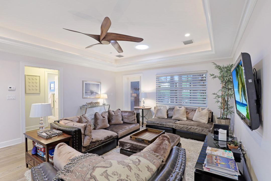 1199 9th Ave N, Naples, FL 34102