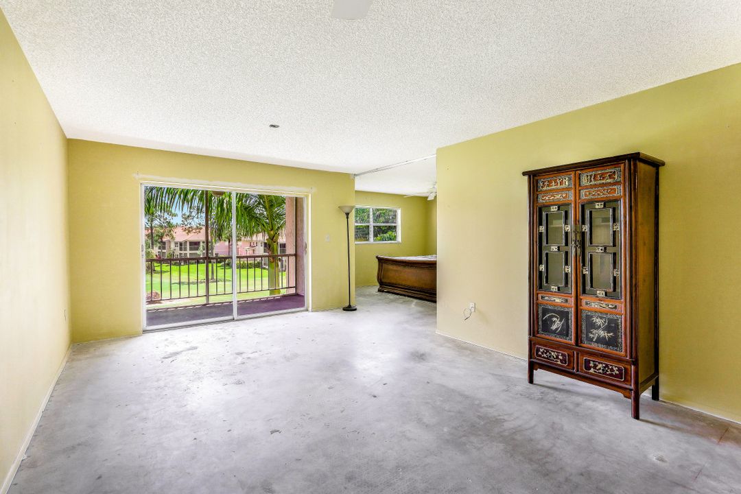 225 Turtle Lake Ct #304, Naples, FL 34105