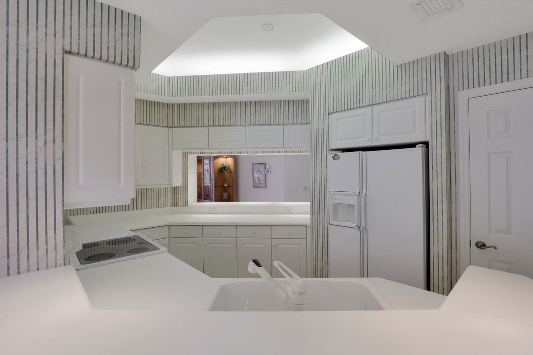 1825 Seville Blvd #811, North Naples, FL 34109