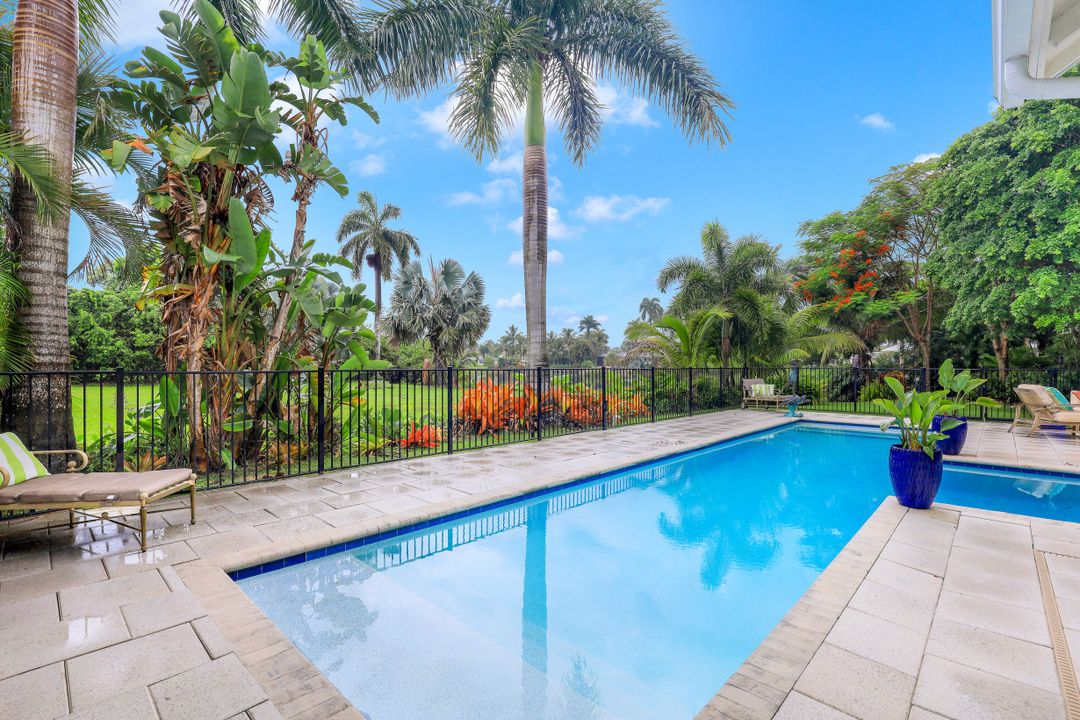 572 7th Ave N, Naples, FL 34102