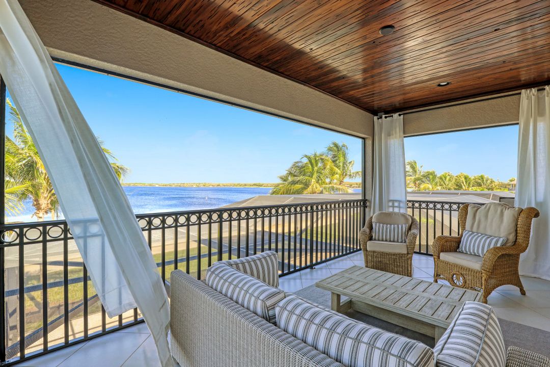 9067 Breakwater Dr, Naples, FL 34120