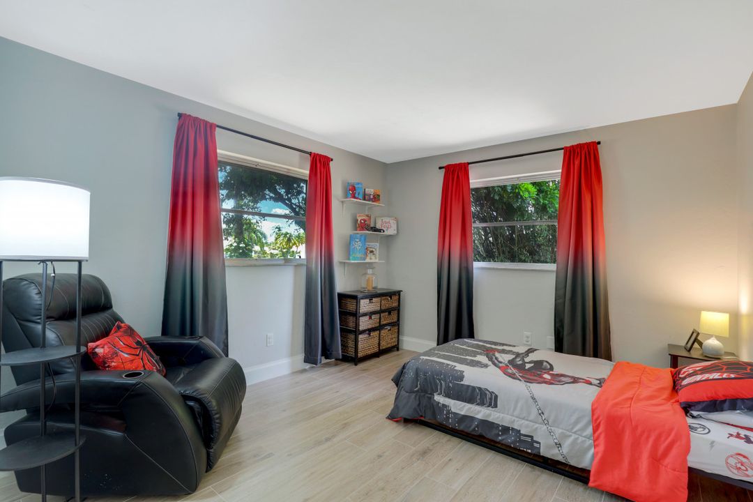 633 Cypress Way E, Naples, FL 34110