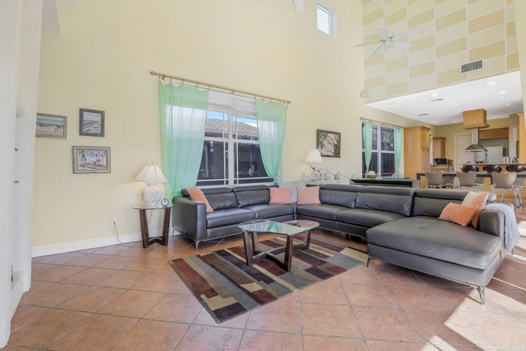 9625 6th St N, Naples, FL 34108