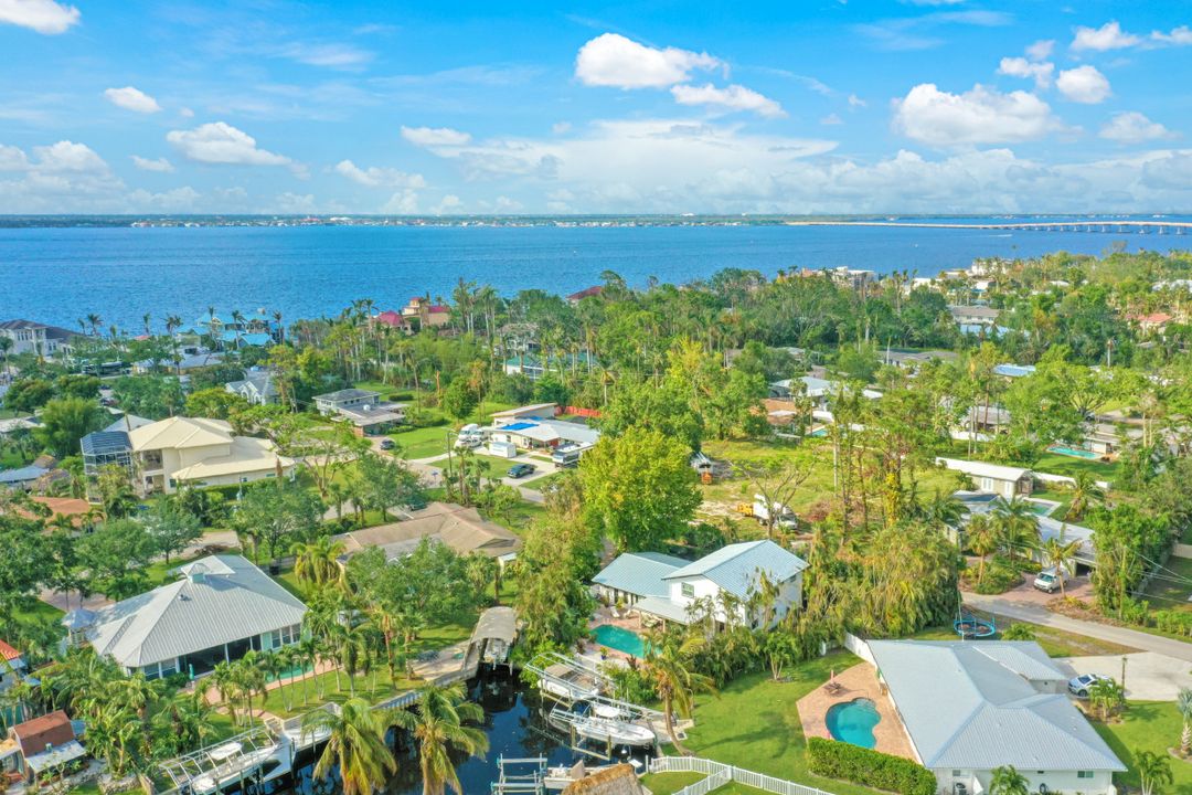 1030 Aqua Ln, Fort Myers, FL 33919