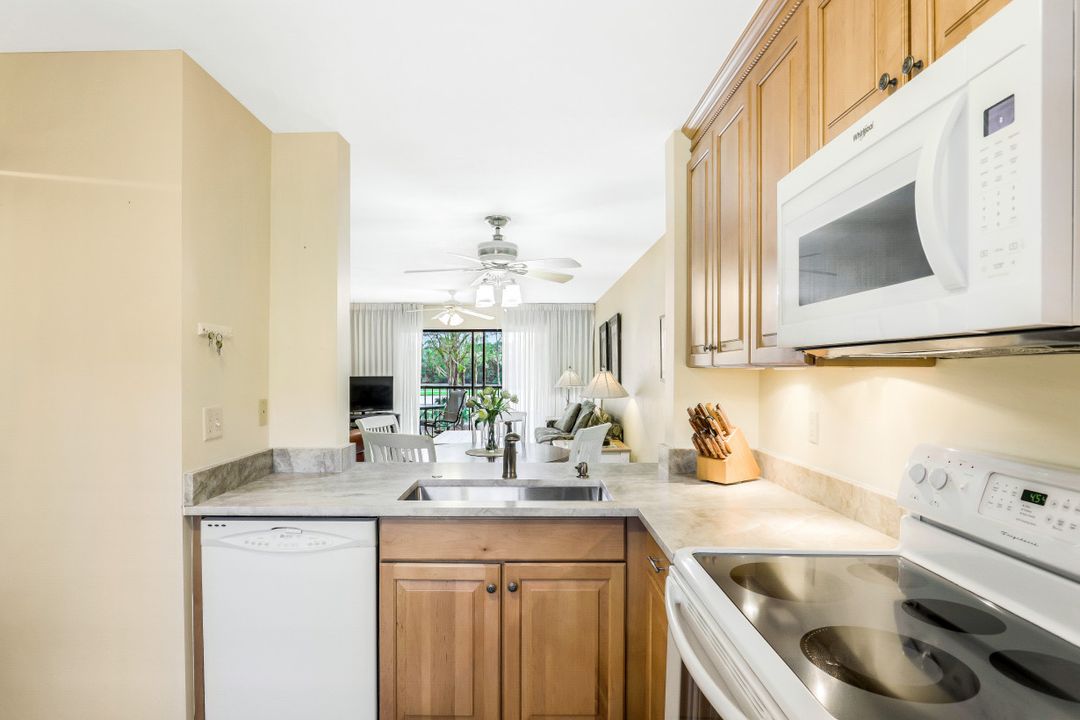 228 Fox Glen Dr APT 3202, Naples, FL 34104