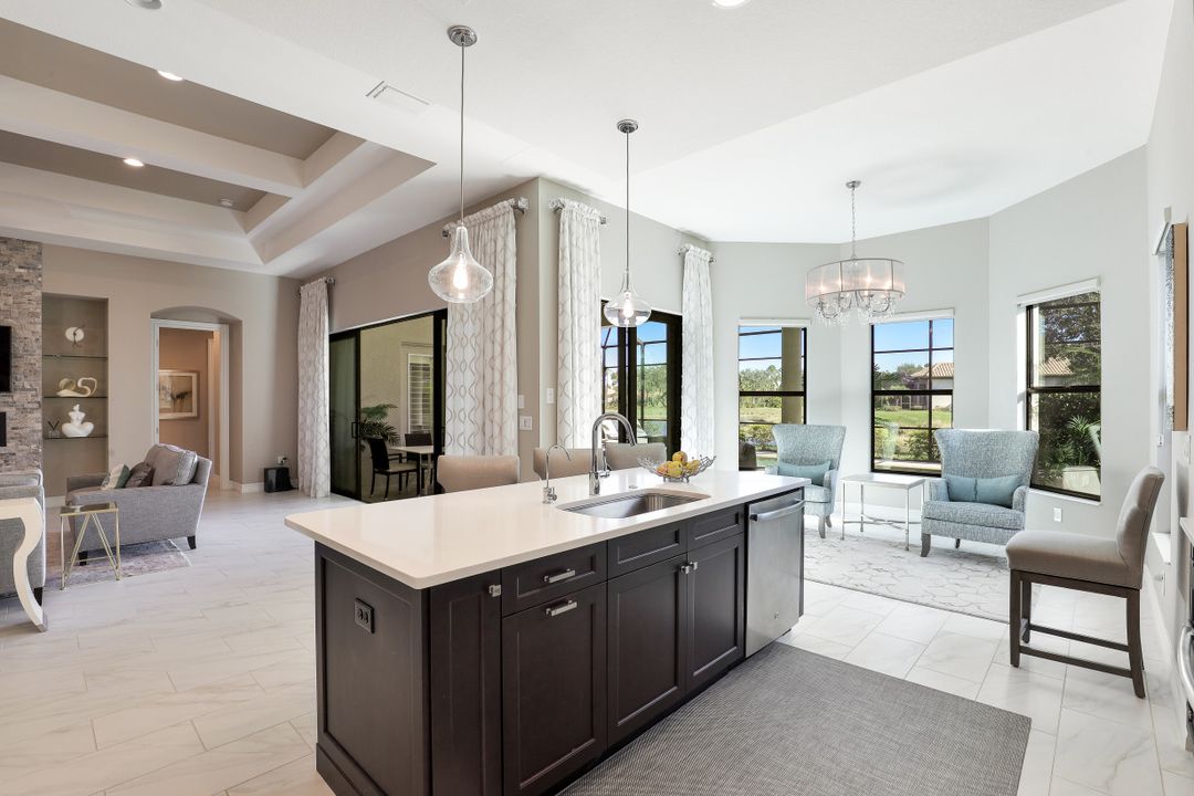 7247 Lantana Cir, Naples, FL 34119