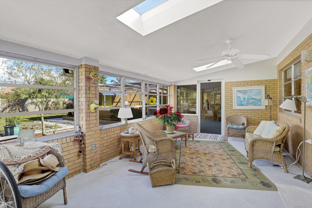 10442 Vanderbilt Dr, Naples, FL 34108