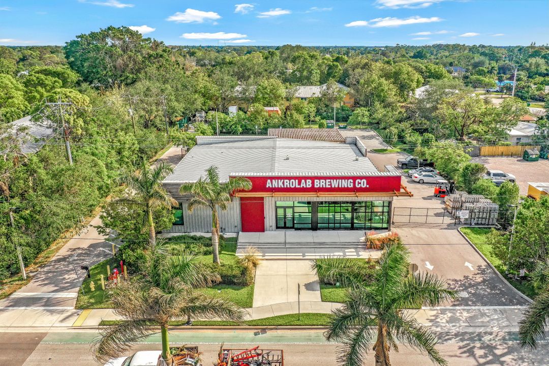 2631 Lakeview Dr, Naples, FL 34112