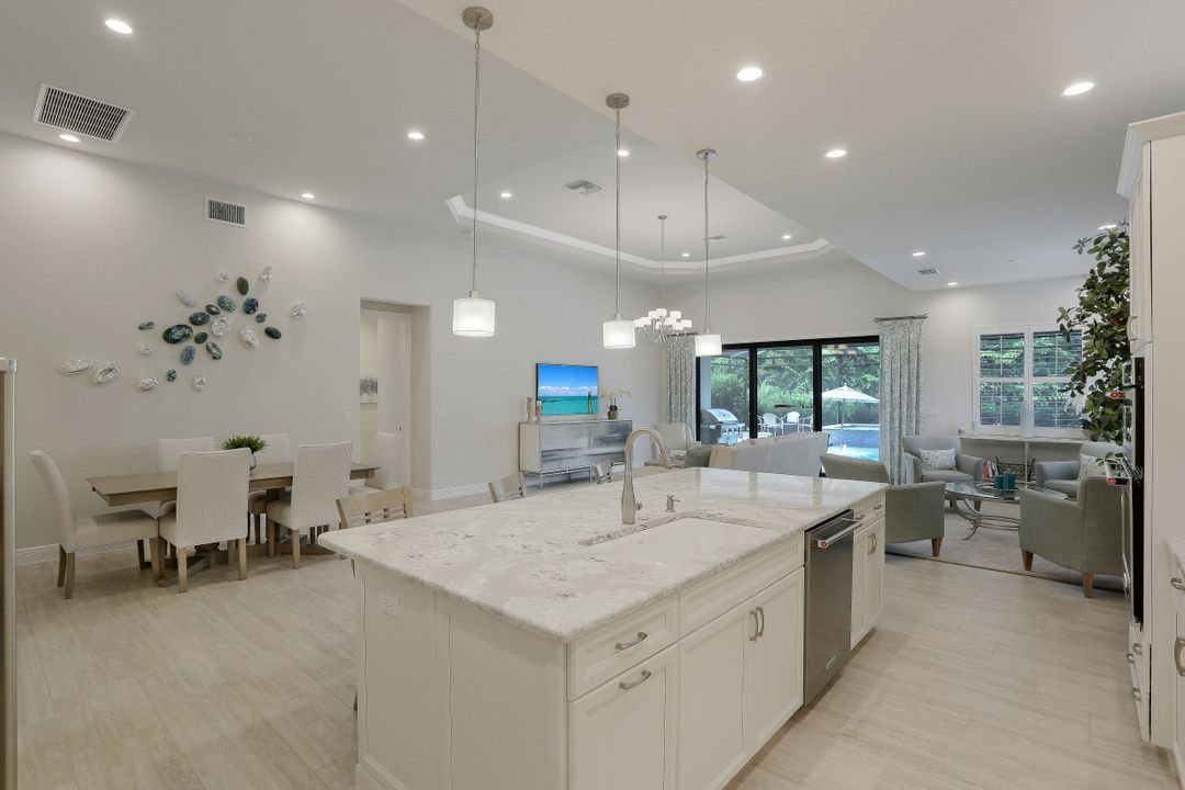 10030 Florence Cir, Naples, FL 34119