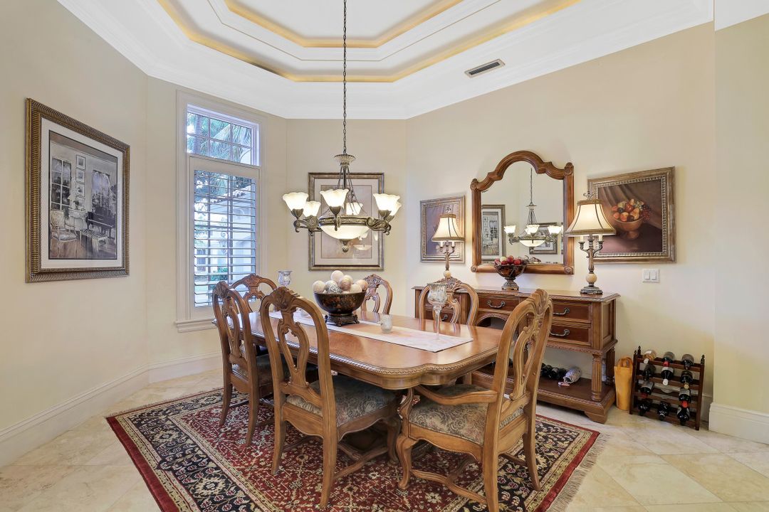 660 Riviera Dr, Naples, FL 34103