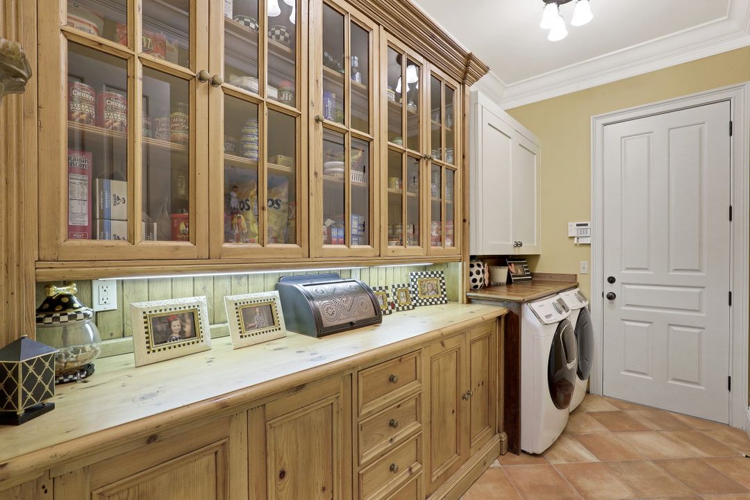 353 Chancery Cir, Naples, FL 34110