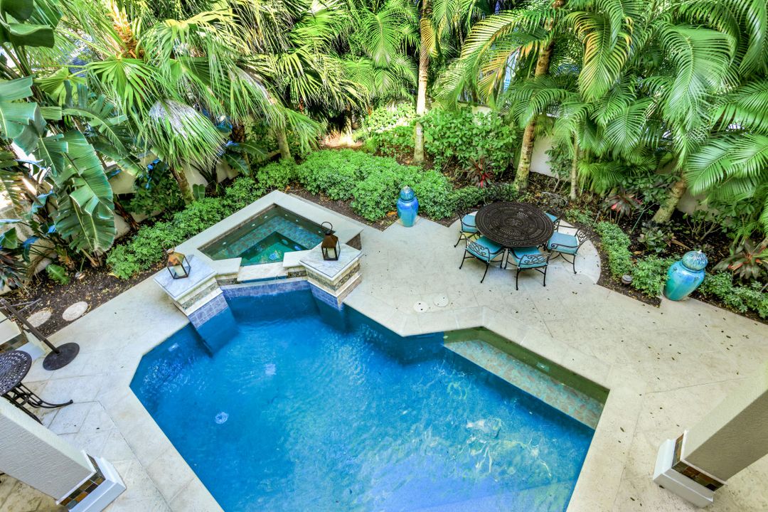 33 3rd St S, Naples, FL 34102