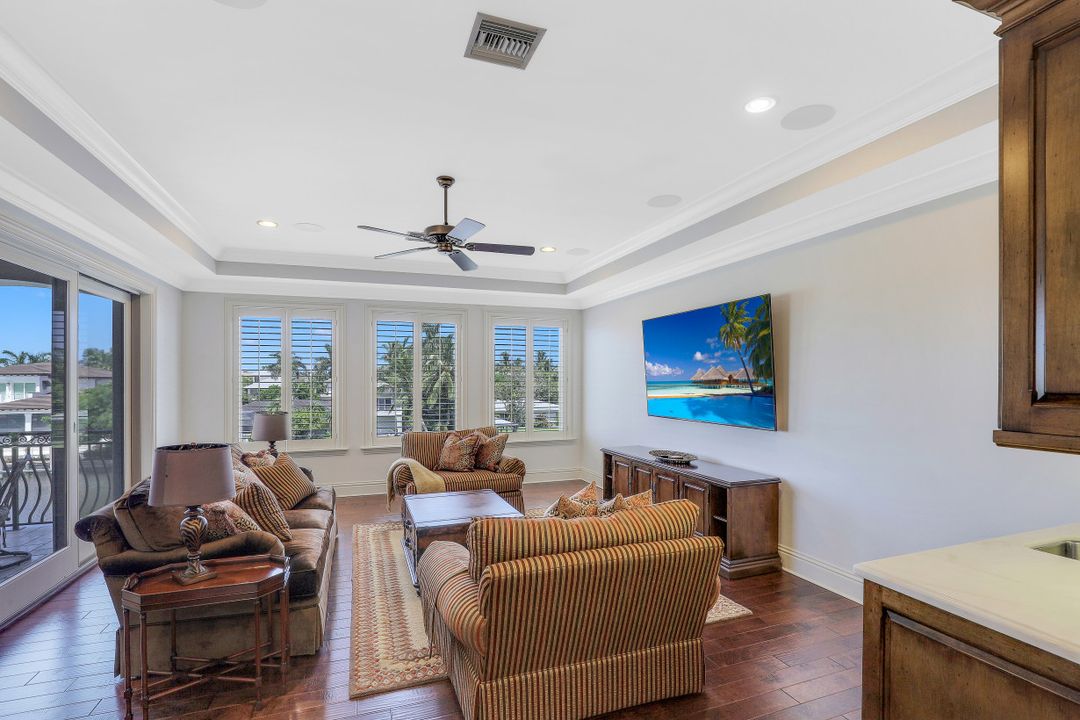 1940 6th St S, Naples, FL 34102