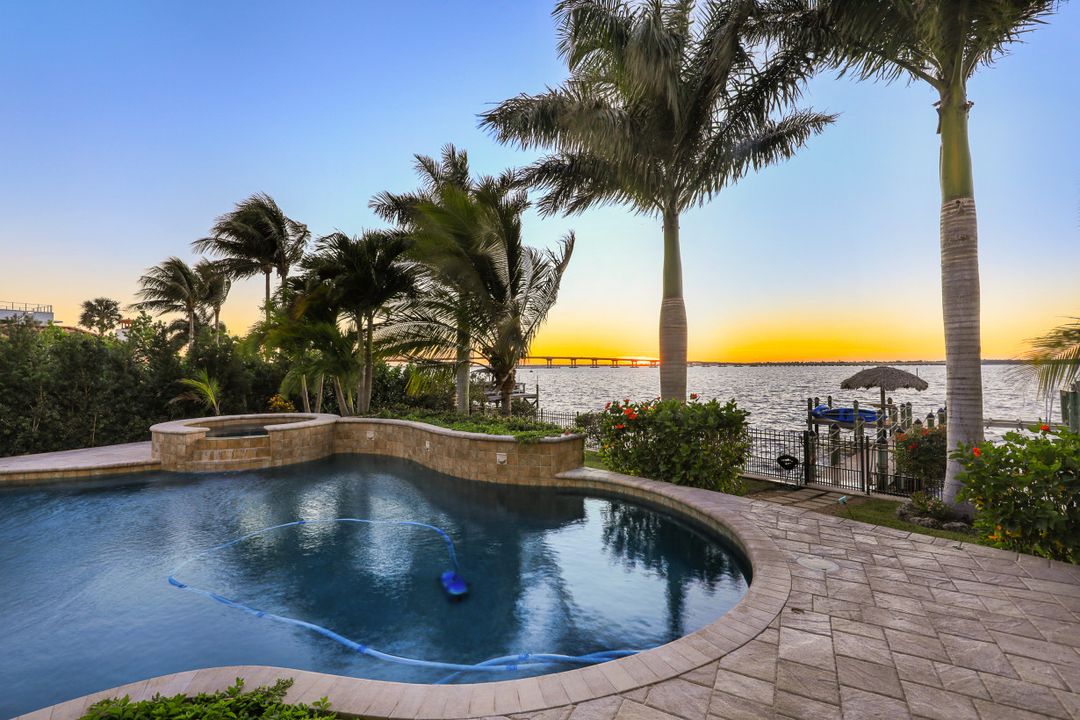 3944 W Riverside Dr, Fort Myers, FL 33901