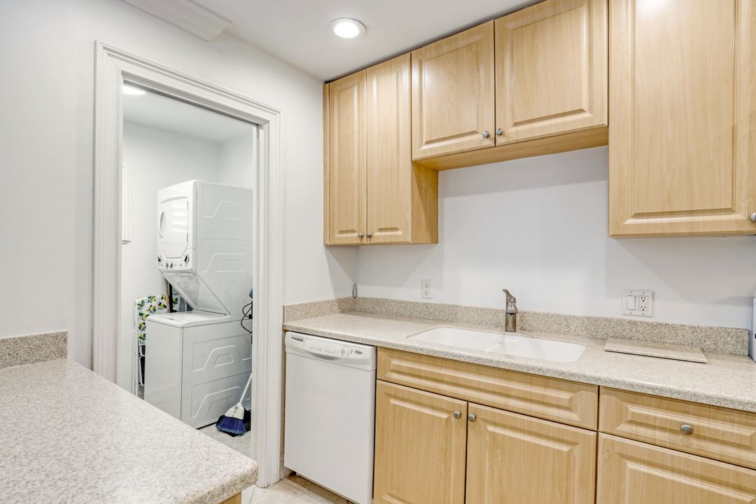 788 Park Shore Dr #H13, Naples, FL 34103