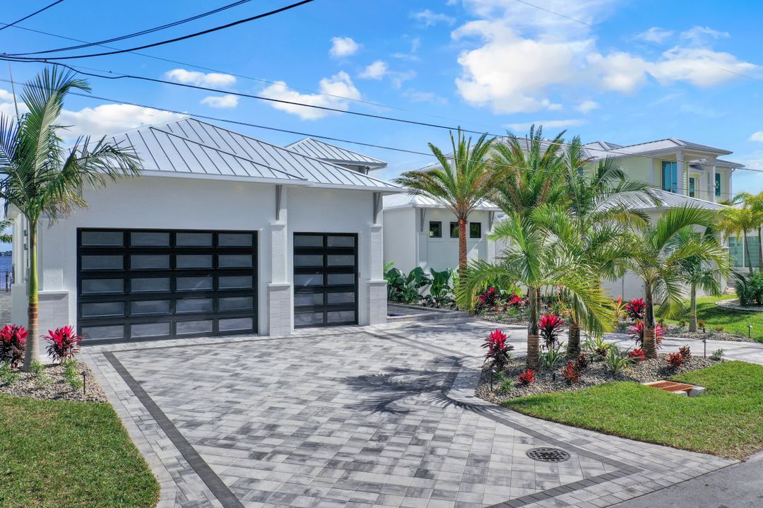 5665 Riverside Dr, Cape Coral, FL 33904