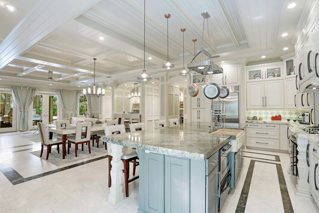 5610 Bur Oaks Ln, Naples, FL 34119