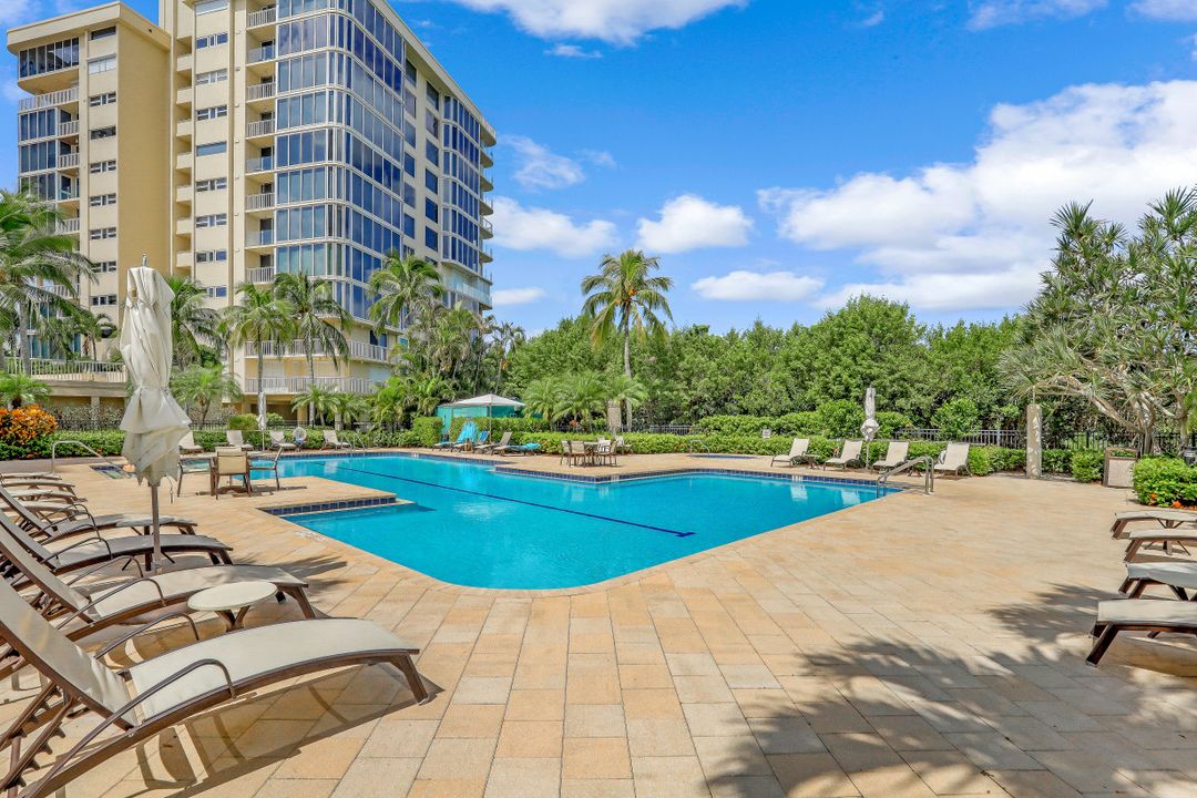 40 Seagate Dr #1004, Naples, FL 34103