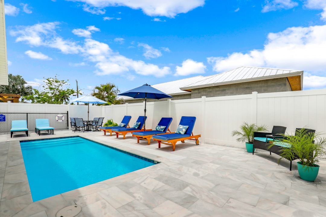 698 105th Ave N, Naples, FL 34108