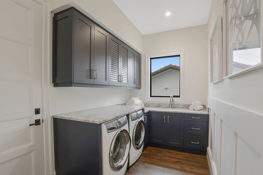 725 Parkview Ln, Naples, FL 34103