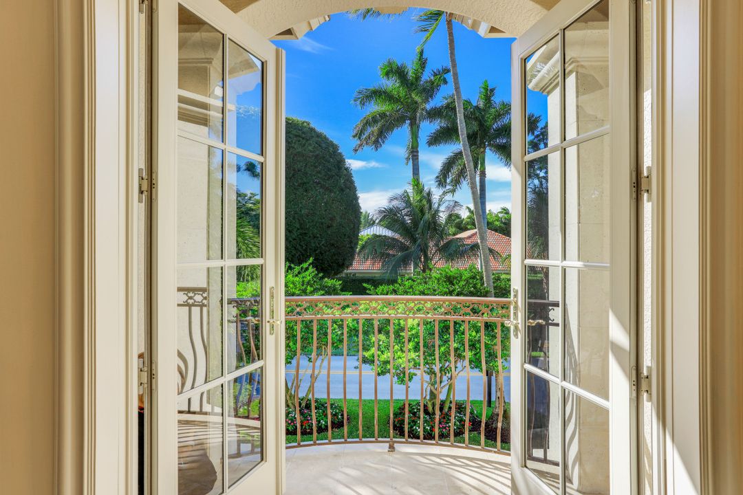 33 3rd St S, Naples, FL 34102