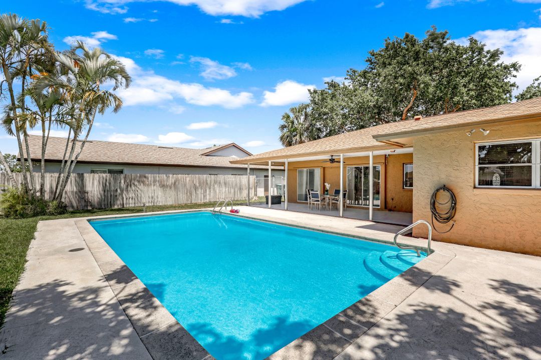 82 Johnnycake Dr, Naples, FL 34110