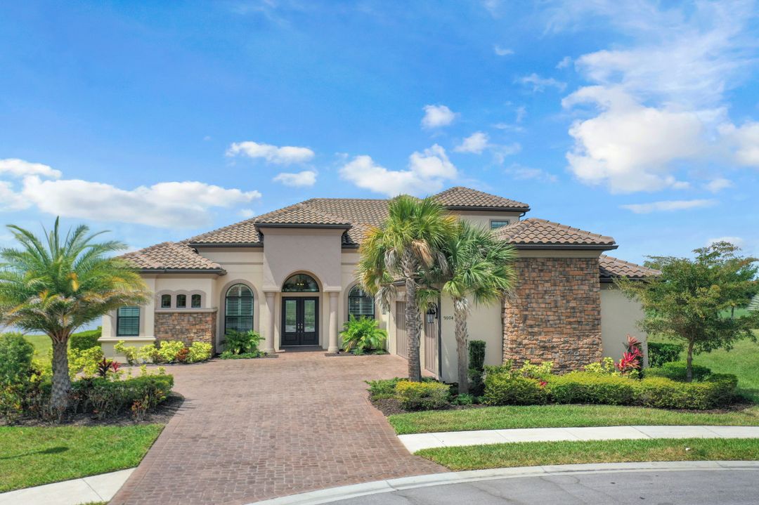 9004 Sorreno Ct, Naples, FL 34119