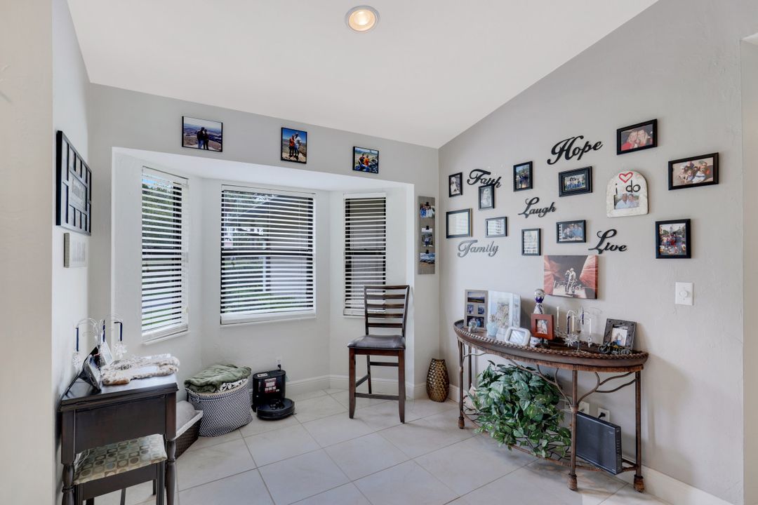 1941 Oakes Blvd, Naples, FL 34119