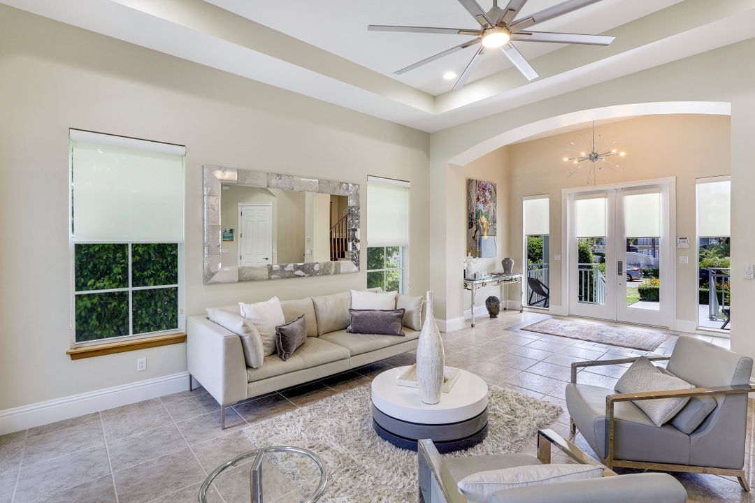 9242 Vanderbilt Dr, Naples, FL 34108