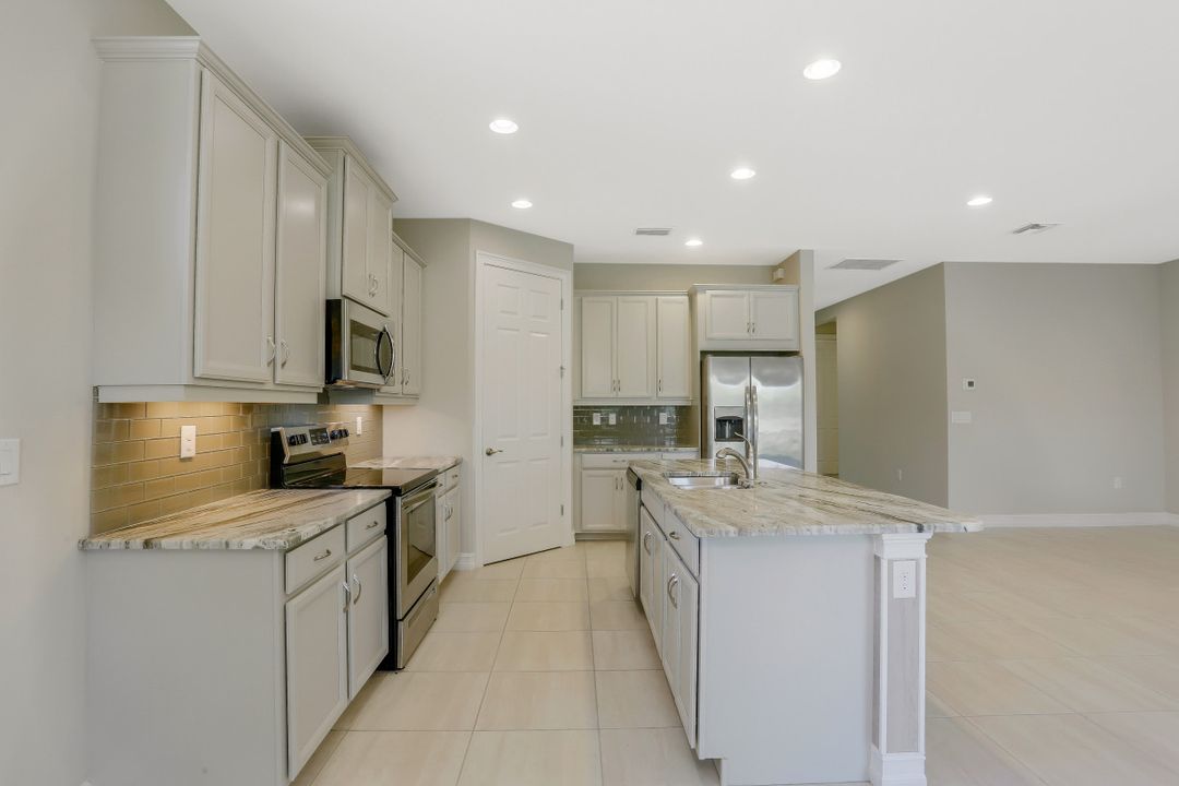 16387 Barclay Ct, Naples, FL 34110