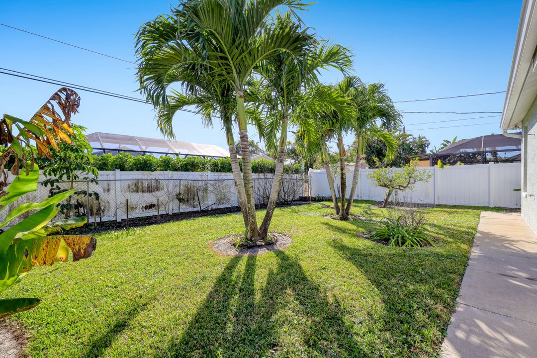 586 93rd Ave N, Naples, FL 34108