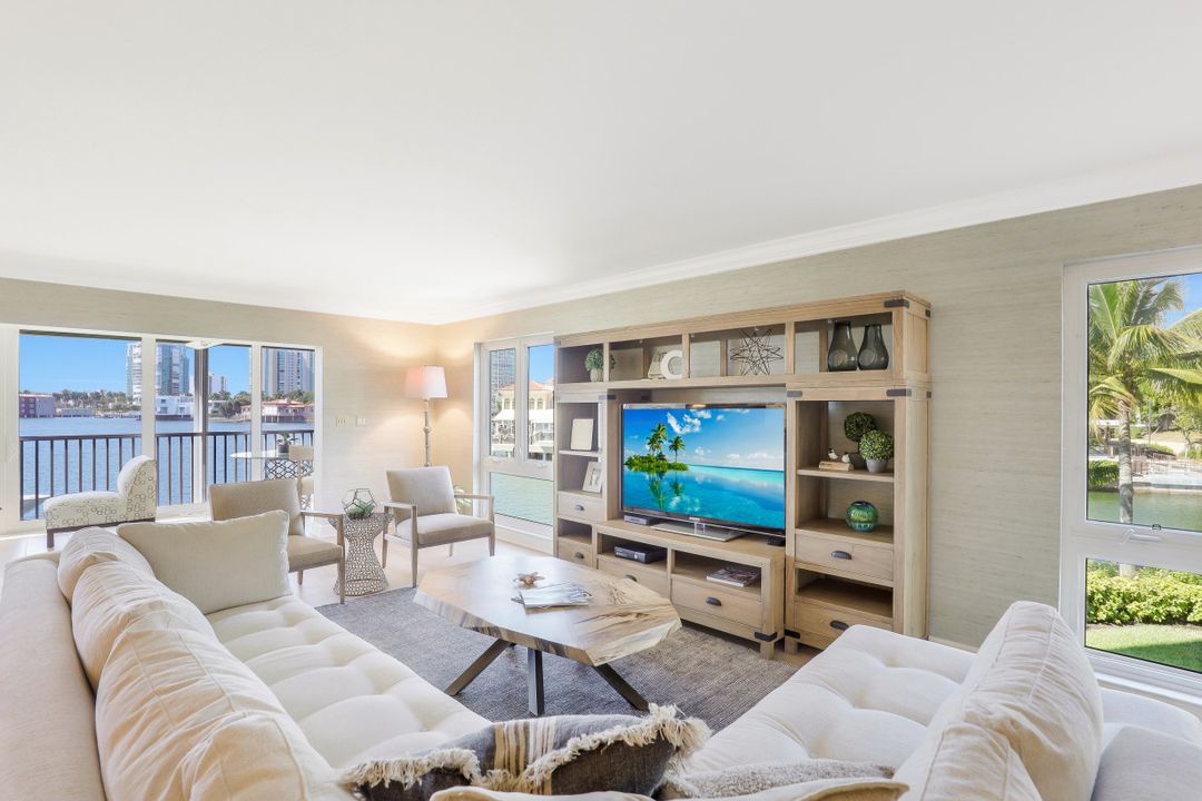 250 Park Shore Dr #103, Naples, FL 34103