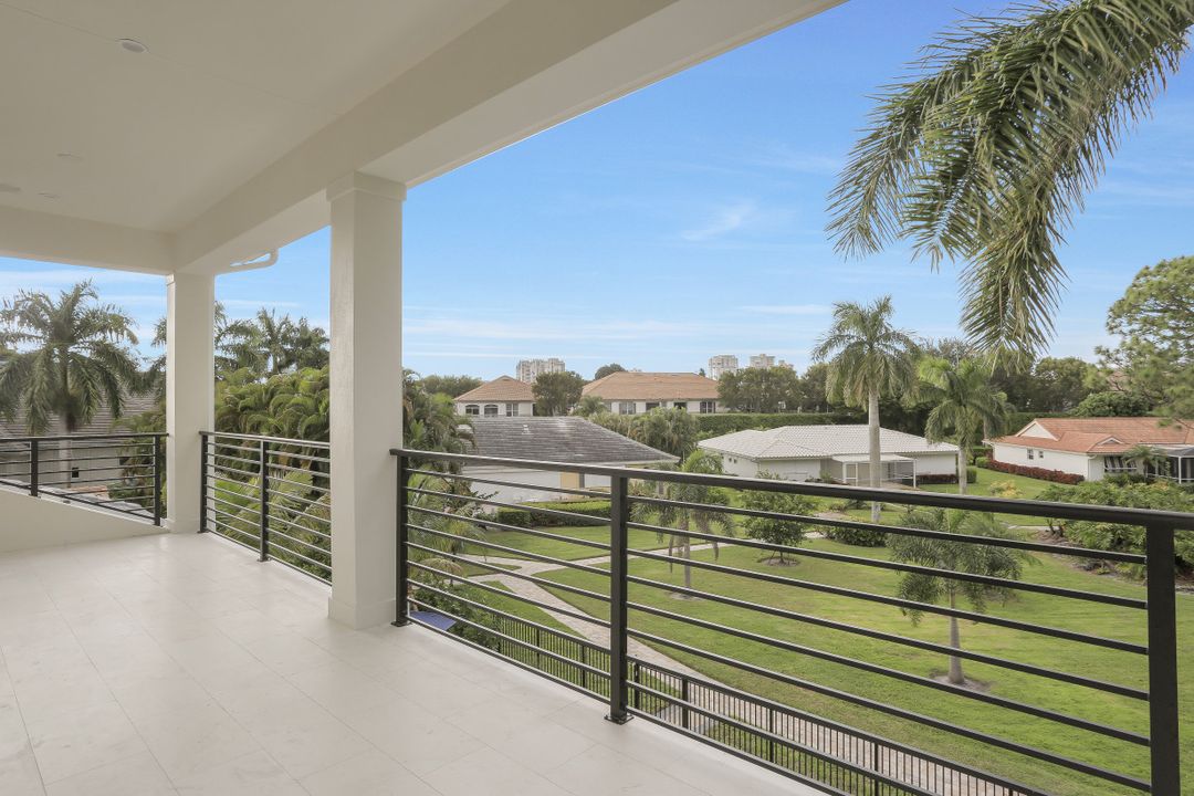 725 Parkview Ln, Naples, FL 34103