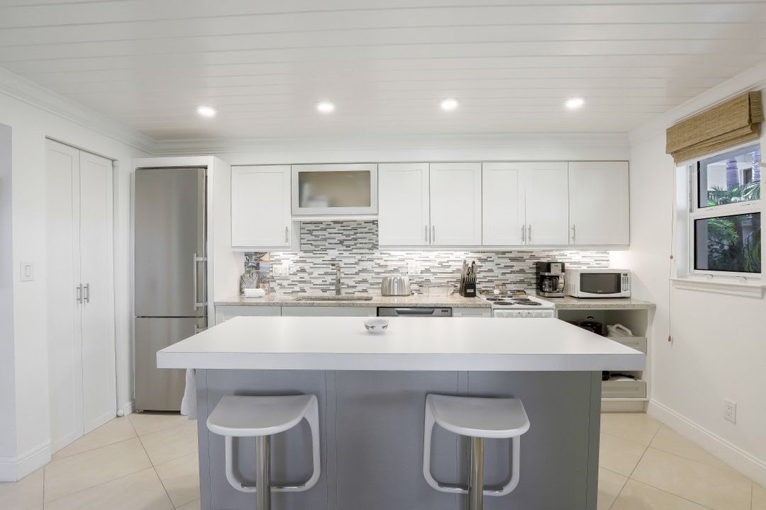 960 7th St S #101, Naples, FL 34102