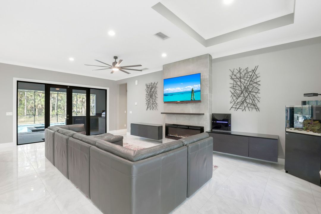 481 7th St NW, Naples, FL 34120