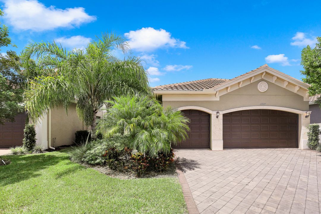 13824 Luna Dr, Naples, FL 34109