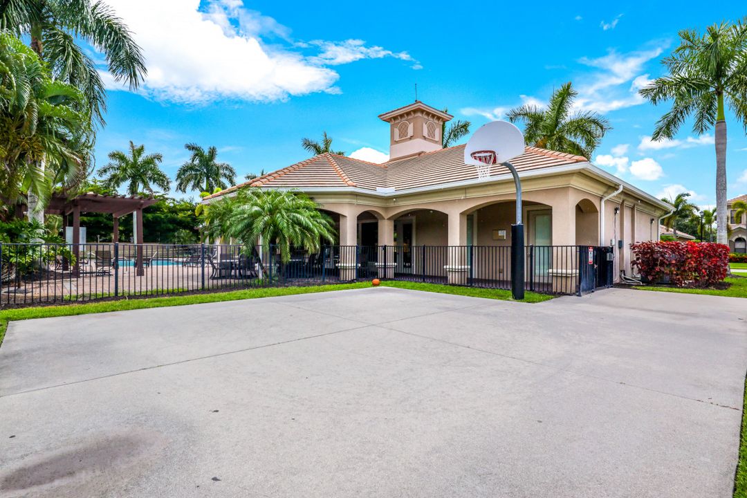 1434 Serrano Cir, Naples, FL 34105