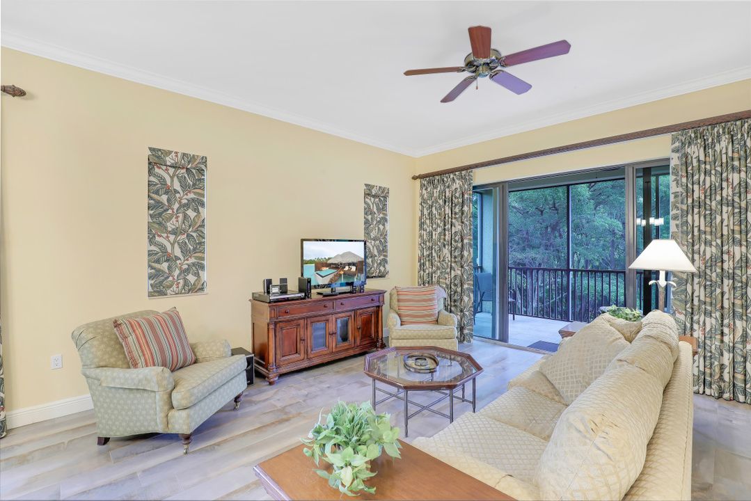 1025 Sandpiper St #E-203, Naples, FL 34102