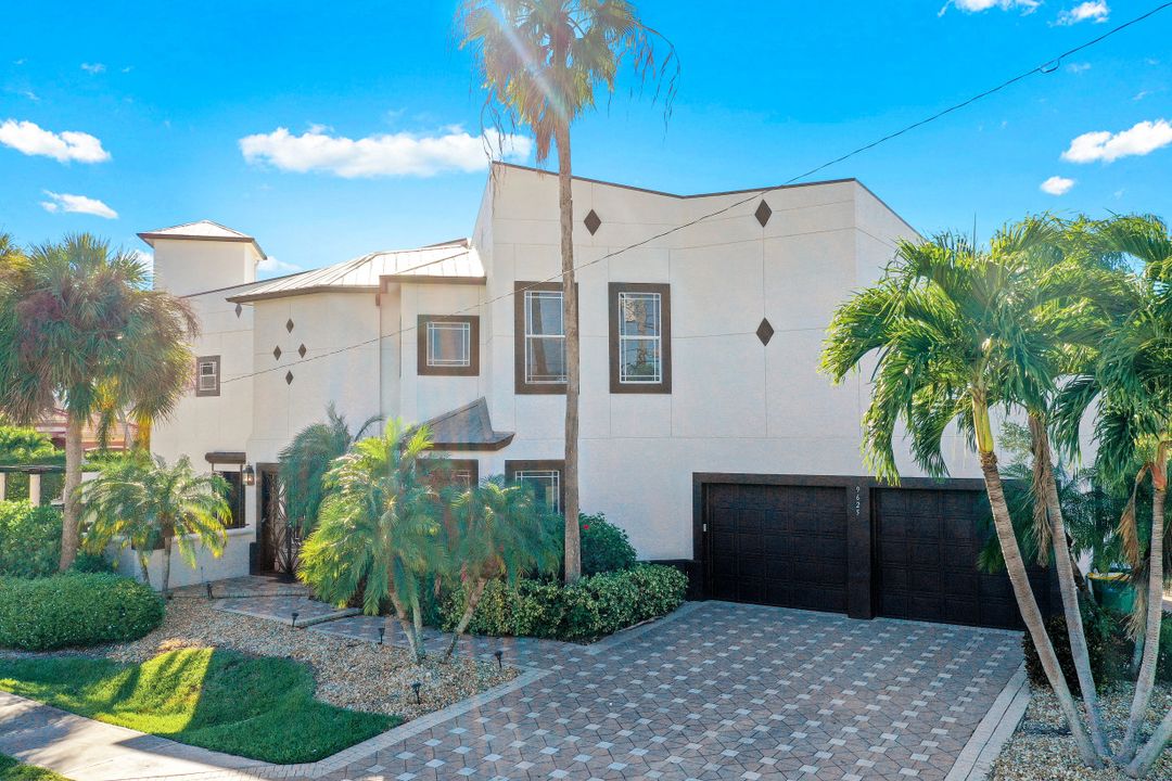 9625 6th St N, Naples, FL 34108