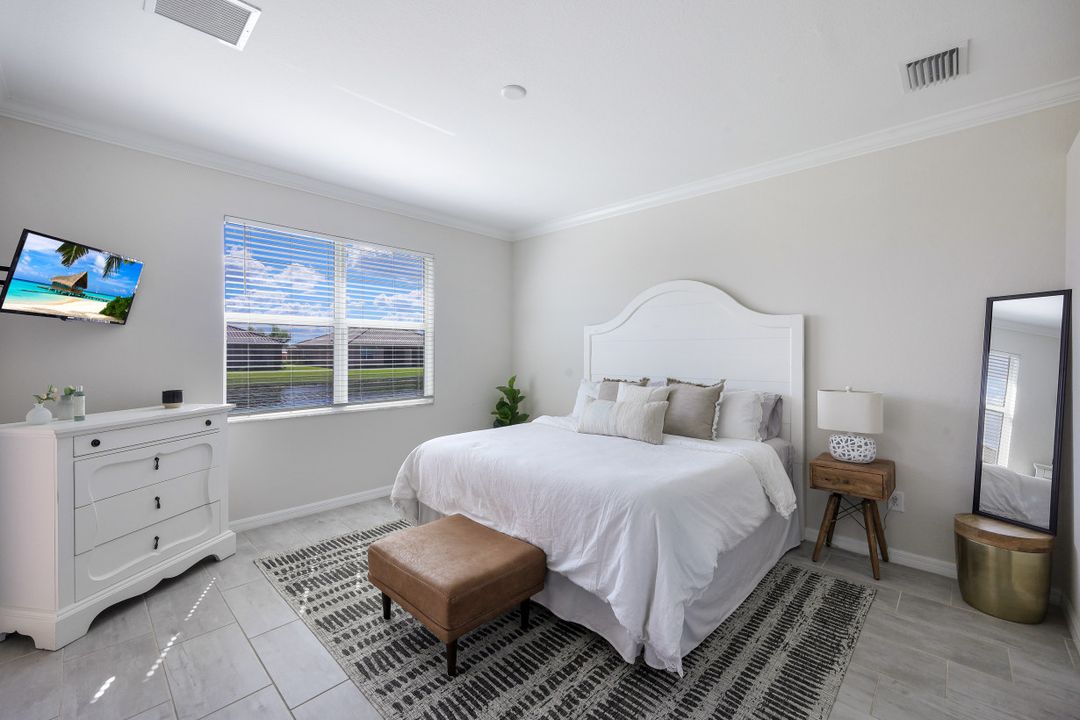 2042 Tamarron Ln, Naples, FL 34120