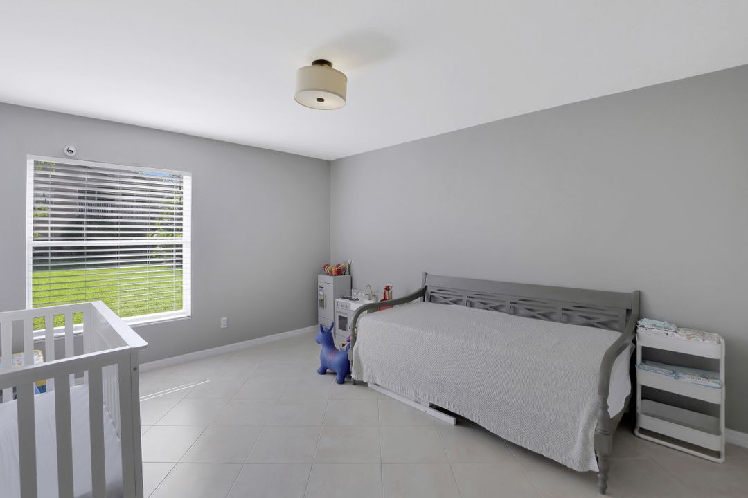 9605 Crescent Garden Dr, Naples, FL 34109