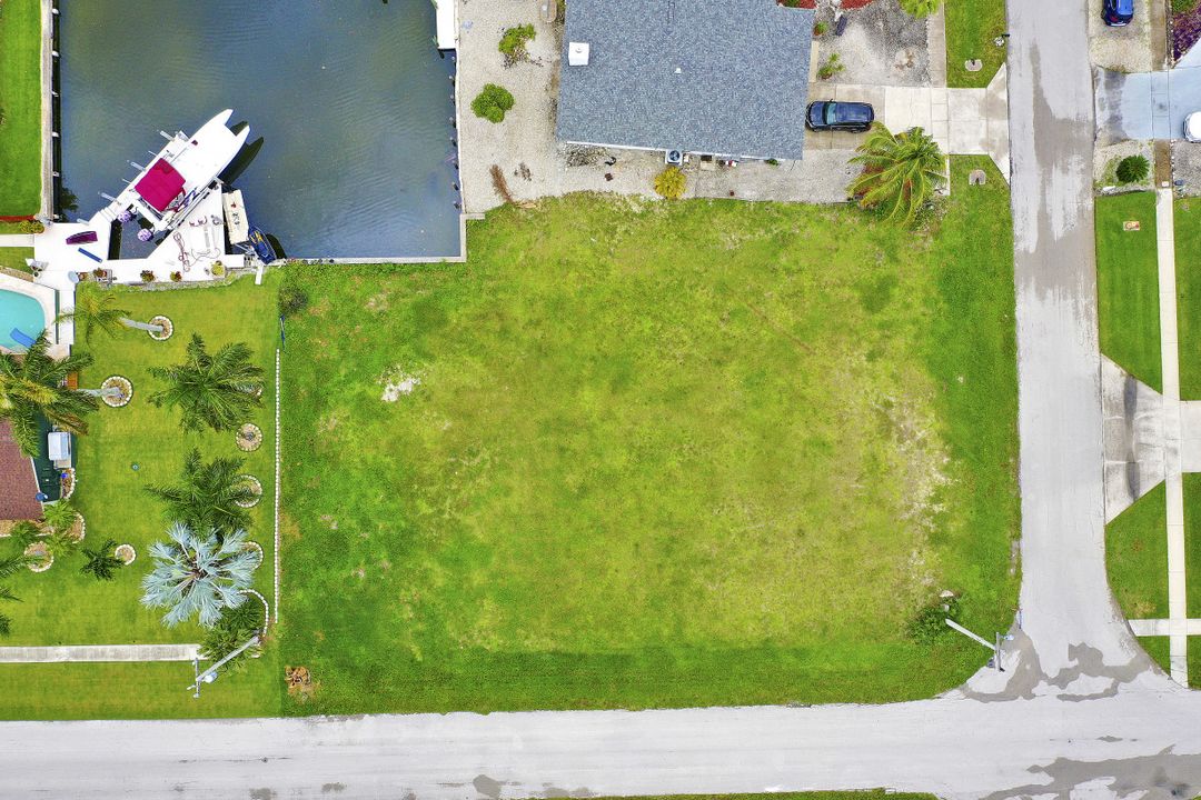 295 Grapewood Ct, Marco Island, FL 34145